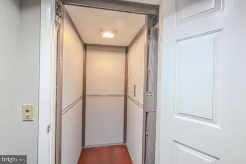 Entry Way - 1139 Scott St, Baltimore, MD 21230 photo 6 of 17