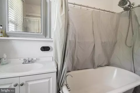 Bath - 202 S Athol Ave, Baltimore, MD 21229 photo 1 of 1