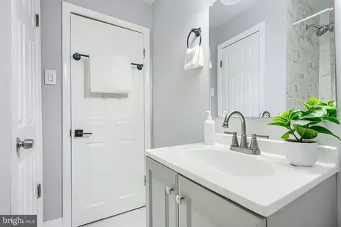 Bath - 1414 N Decker Ave, Baltimore, MD 21213 photo 3 of 5