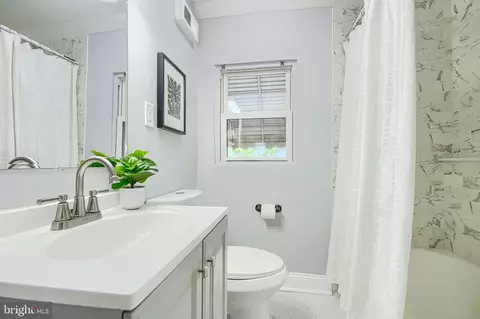 Bath - 1414 N Decker Ave, Baltimore, MD 21213 photo 2 of 5