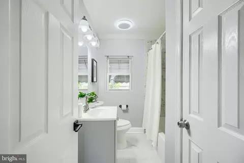 Bath - 1414 N Decker Ave, Baltimore, MD 21213 photo 1 of 5