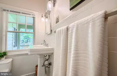 Bath - 207 Hawthorne Rd, Baltimore, MD 21210 photo 3 of 11