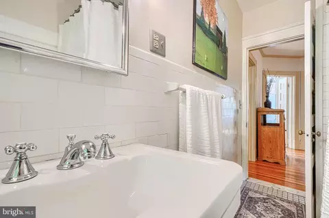 Bath - 207 Hawthorne Rd, Baltimore, MD 21210 photo 5 of 11