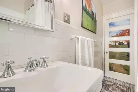 Bath - 207 Hawthorne Rd, Baltimore, MD 21210 photo 6 of 11