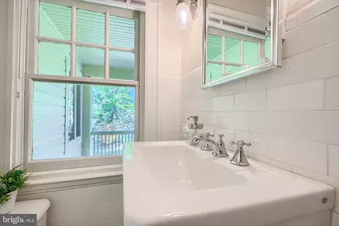 Bath - 207 Hawthorne Rd, Baltimore, MD 21210 photo 4 of 11