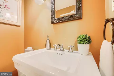 Bath - 207 Hawthorne Rd, Baltimore, MD 21210 photo 1 of 11