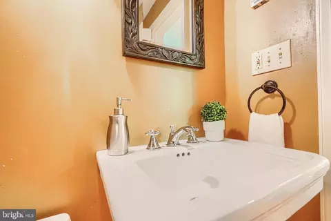 Bath - 207 Hawthorne Rd, Baltimore, MD 21210 photo 2 of 11