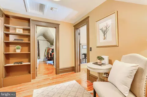 Entry Way - 207 Hawthorne Rd, Baltimore, MD 21210 photo 5 of 7