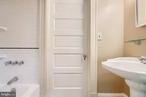 Bath - 207 Hawthorne Rd, Baltimore, MD 21210 photo 10 of 11