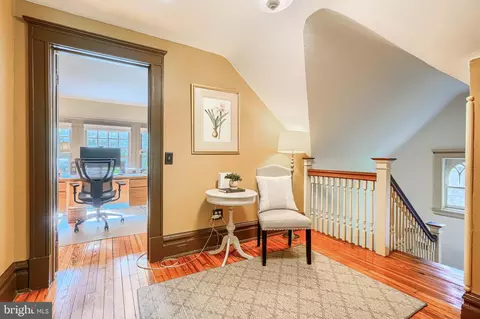 Entry Way - 207 Hawthorne Rd, Baltimore, MD 21210 photo 6 of 7