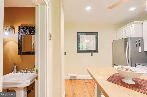 Entry Way - 207 Hawthorne Rd, Baltimore, MD 21210 photo 2 of 7