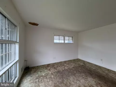 Living - 6402 Mcclean Blvd, Baltimore, MD 21214 photo 2 of 7