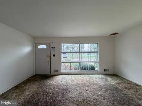 Living - 6402 Mcclean Blvd, Baltimore, MD 21214 photo 4 of 7