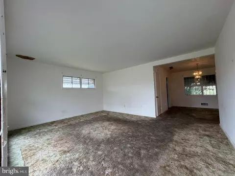 Living - 6402 Mcclean Blvd, Baltimore, MD 21214 photo 3 of 7