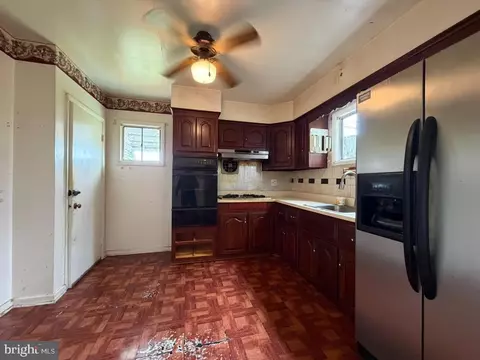Entry Way - 6402 Mcclean Blvd, Baltimore, MD 21214 photo 5 of 7