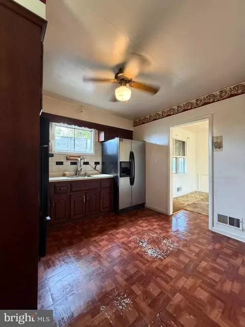 Entry Way - 6402 Mcclean Blvd, Baltimore, MD 21214 photo 6 of 7