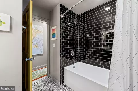 Bath - 1240 Riverside Ave, Baltimore, MD 21230 photo 2 of 4