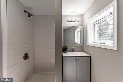 Bath - 1008 Walnut Ave, Baltimore, MD 21229 photo 2 of 2