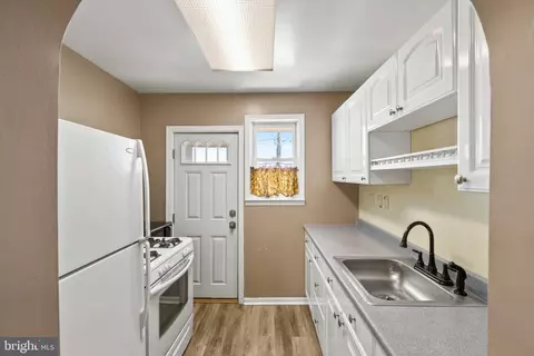 Entry Way - 1915 Griffis Ave, Baltimore, MD 21230 photo 3 of 4