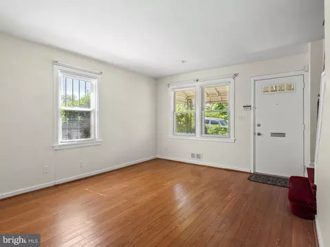 Living - 101 Upmanor Rd, Baltimore, MD 21229 photo 3 of 4
