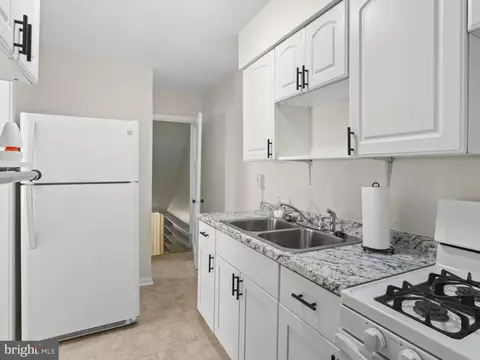 Entry Way - 101 Upmanor Rd, Baltimore, MD 21229 photo 1 of 2
