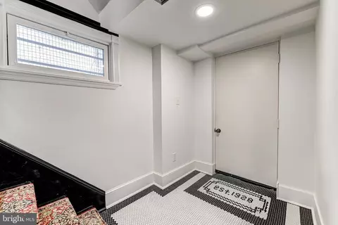 Entry Way - 404 Evesham Ave, Baltimore, MD 21212 photo 4 of 6
