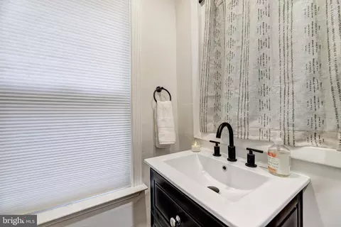 Bath - 404 Evesham Ave, Baltimore, MD 21212 photo 1 of 6