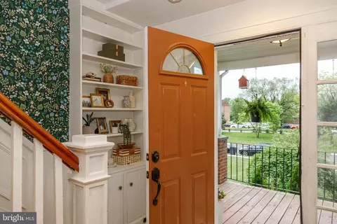 Entry Way - 404 Evesham Ave, Baltimore, MD 21212 photo 3 of 6