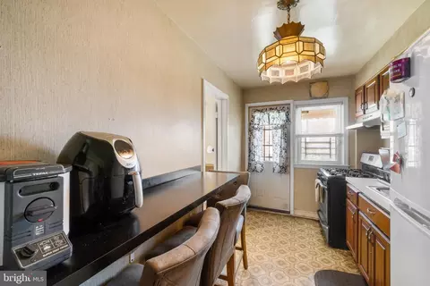 Entry Way - 3564 Elmora Ave, Baltimore, MD 21213 photo 4 of 6