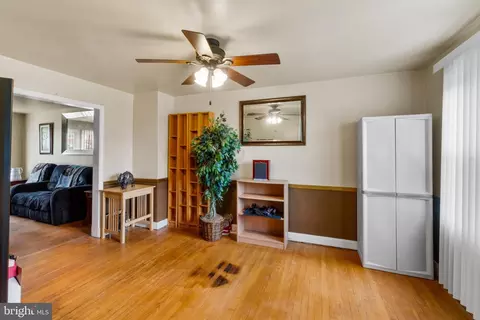 Entry Way - 3564 Elmora Ave, Baltimore, MD 21213 photo 2 of 6
