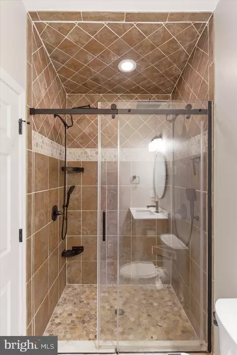 Bath - 802 S Rose St, Baltimore, MD 21224 photo 3 of 4