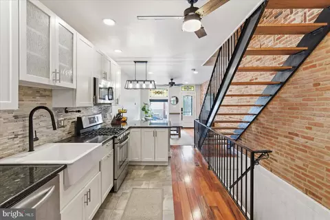 Entry Way - 802 S Rose St, Baltimore, MD 21224 photo 7 of 9