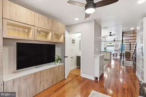Entry Way - 802 S Rose St, Baltimore, MD 21224 photo 6 of 9