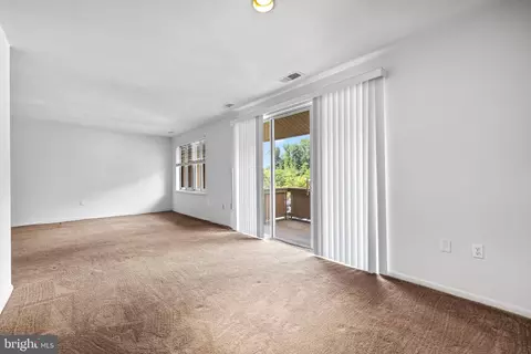Living - 19 Hamill Rd #19E, Baltimore, MD 21210 photo 2 of 4