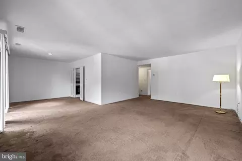 Living - 19 Hamill Rd #19E, Baltimore, MD 21210 photo 3 of 4