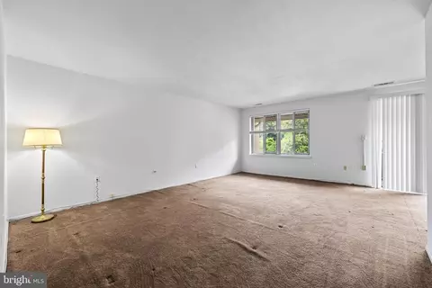 Living - 19 Hamill Rd #19E, Baltimore, MD 21210 photo 1 of 4