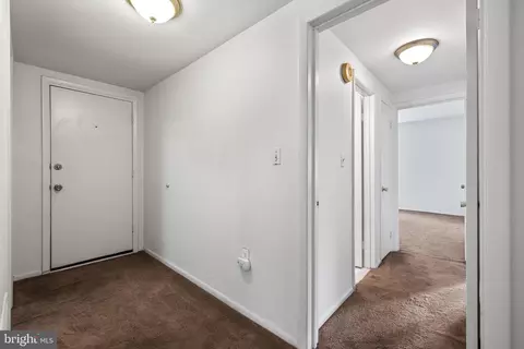 Entry Way - 19 Hamill Rd #19E, Baltimore, MD 21210 photo 2 of 2