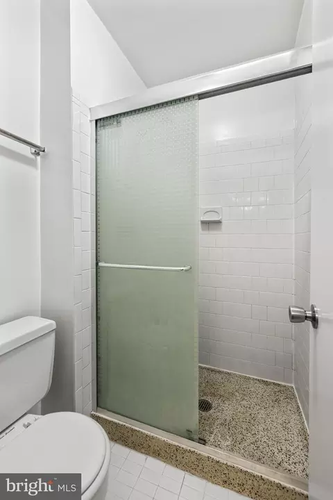 Bath - 19 Hamill Rd #19E, Baltimore, MD 21210 photo 1 of 2
