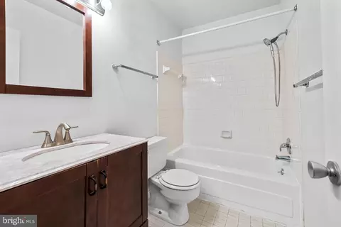 Bath - 19 Hamill Rd #19E, Baltimore, MD 21210 photo 2 of 2