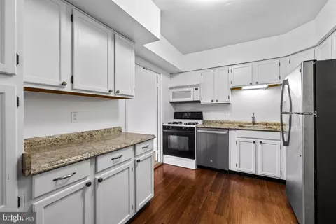 Kitchen - 19 Hamill Rd #19E, Baltimore, MD 21210 photo 1 of 2