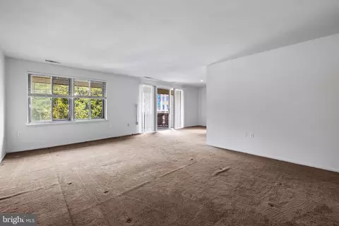 Living - 19 Hamill Rd #19E, Baltimore, MD 21210 photo 4 of 4
