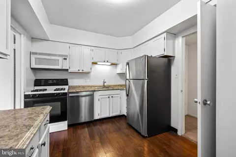 Kitchen - 19 Hamill Rd #19E, Baltimore, MD 21210 photo 2 of 2