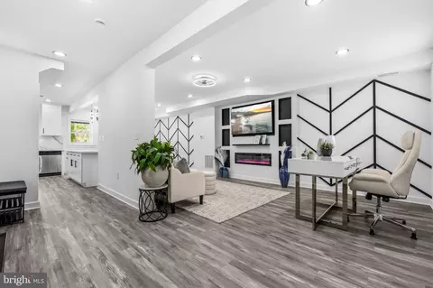 Entry Way - 3709 Spaulding Ave, Baltimore, MD 21215 photo 3 of 8