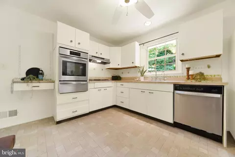 Kitchen - 403 Old Orchard Rd, Baltimore, MD 21229 photo 4 of 4