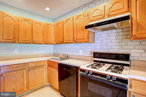 Kitchen - 8 Cross Keys Rd #8F, Baltimore, MD 21210 photo 3 of 4