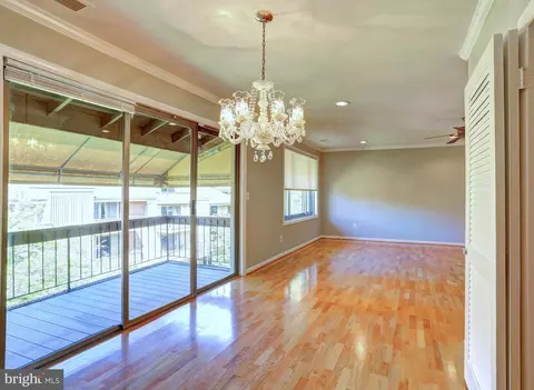 Living - 8 Cross Keys Rd #8F, Baltimore, MD 21210 photo 4 of 5