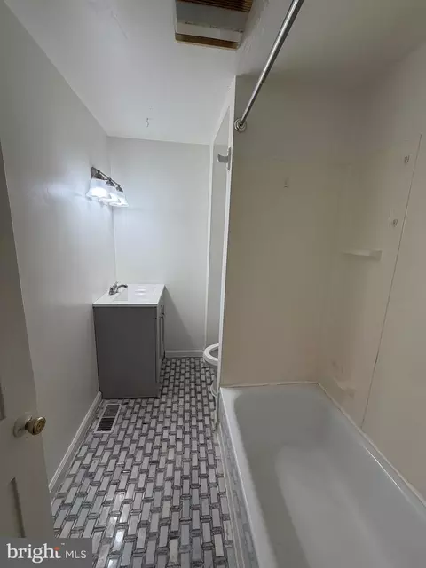 Bath - 747 Carroll St, Baltimore, MD 21230 photo 3 of 3