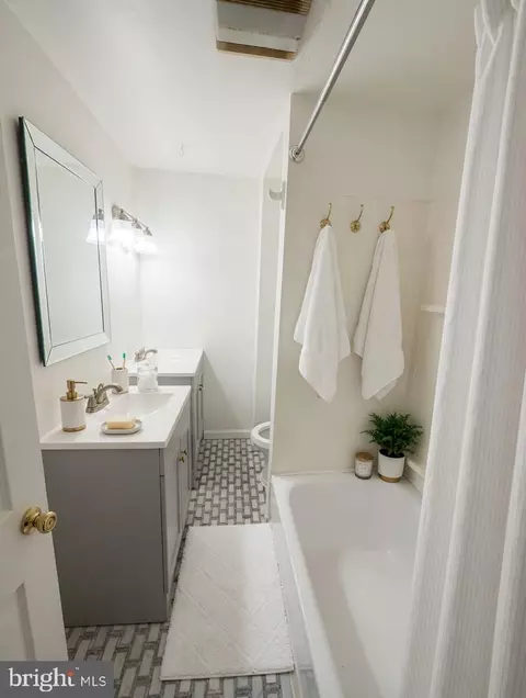 Bath - 747 Carroll St, Baltimore, MD 21230 photo 2 of 3