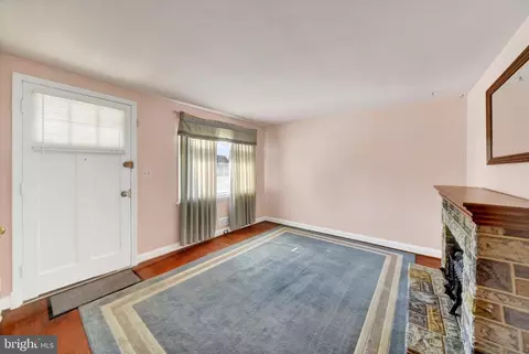 Living - 714 Bethnal Rd, Baltimore, MD 21229 photo 4 of 4