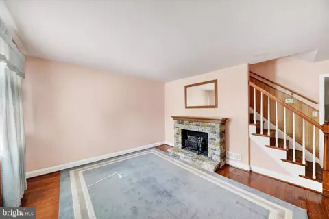 Living - 714 Bethnal Rd, Baltimore, MD 21229 photo 2 of 4